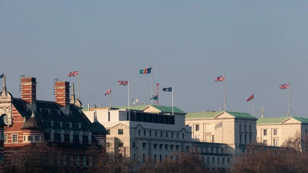 Londýn/Velká Británie - 13. února: Vlaječky třepotající se celé panorama v — Stock fotografie