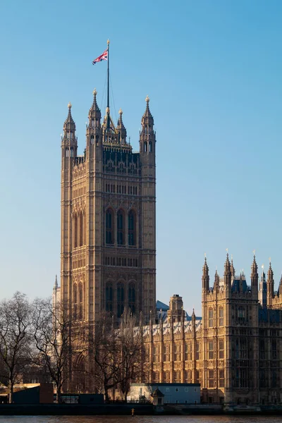 Londýn/Velká Británie - 13. února: Pohled na sluncem zalité domů parlamenta — Stock fotografie