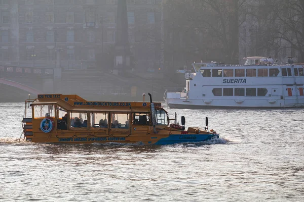 Londen/Verenigd Koninkrijk - 13 februari: Amfibievoertuig op de Theems — Stockfoto