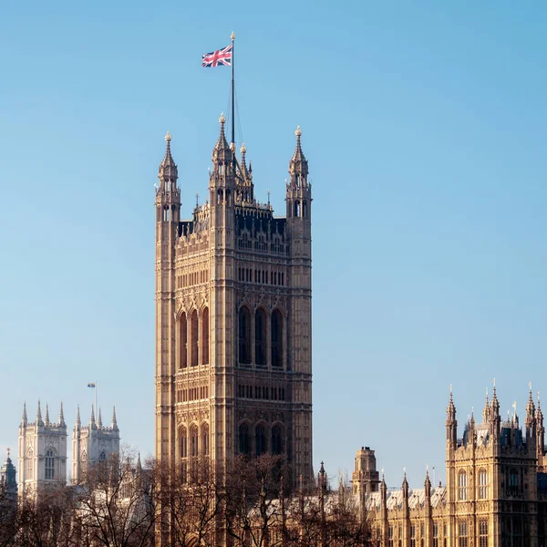 LONDRES / REINO UNIDO - FEVEREIRO 13: Vista das Casas de Parliamen iluminadas pelo sol — Fotografia de Stock