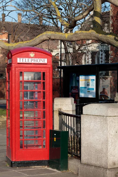 伦敦/英国-2 月 13 日︰ 红色电话框在威斯敏斯特，在罗湖 — 图库照片