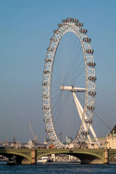 LONDRES / RU - 13 DE FEBRERO: Vista del London Eye en Londres sobre Fe —  Fotos de Stock