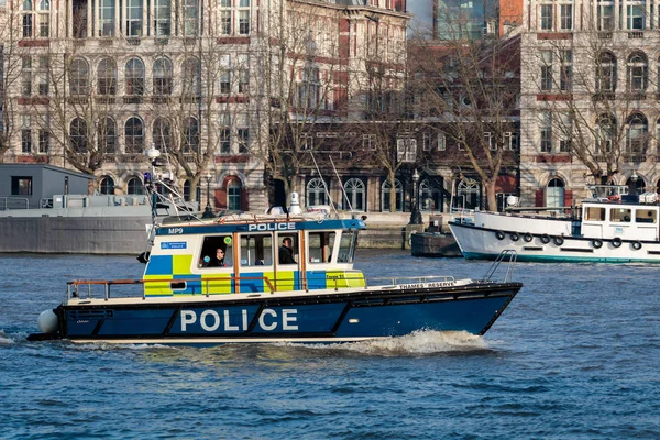 Londýn/Velká Británie - 13. února: Policejní Launch křižování podél řeky — Stock fotografie