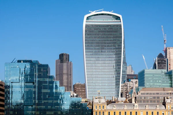 Londyn/Uk - 13 lutego: Hms widok na panoramę w Londynie na F — Zdjęcie stockowe