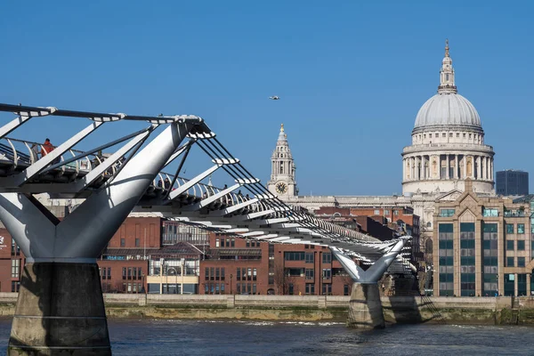 Londra/İngiltere - Şubat 13: Millennium Köprüsü ve St Pauls Cathedr — Stok fotoğraf