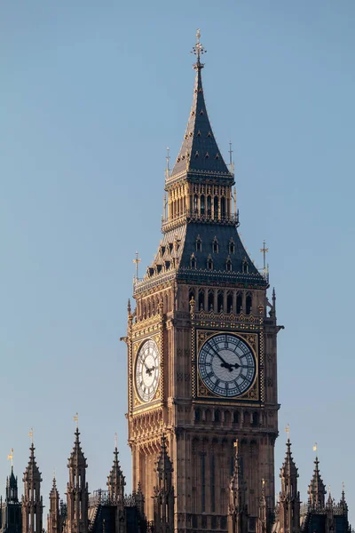 LONDRES / ROYAUME-UNI - 13 FÉVRIER : Vue de Big Ben par une journée ensoleillée à Lond — Photo