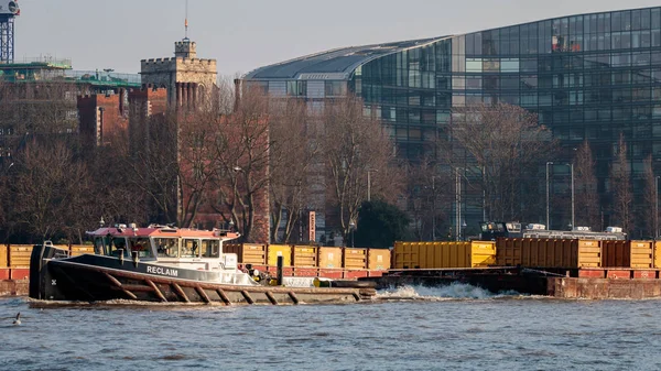 LONDRA / REGNO UNITO - 13 FEBBRAIO: Recuperare i container tirando giù il Ri — Foto Stock