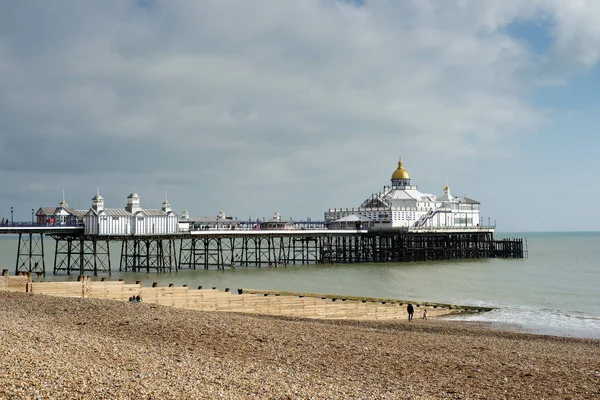 EASTBOURNE, SUSSEX / UK - FEVEREIRO 19: Vista do Cais em Eastbo — Fotografia de Stock