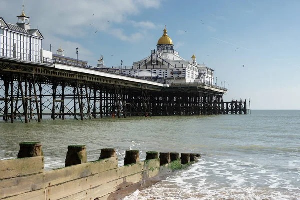 Eastbourne, Sussex/Uk - 19 februari: Uitzicht op de Pier in Eastbo — Stockfoto