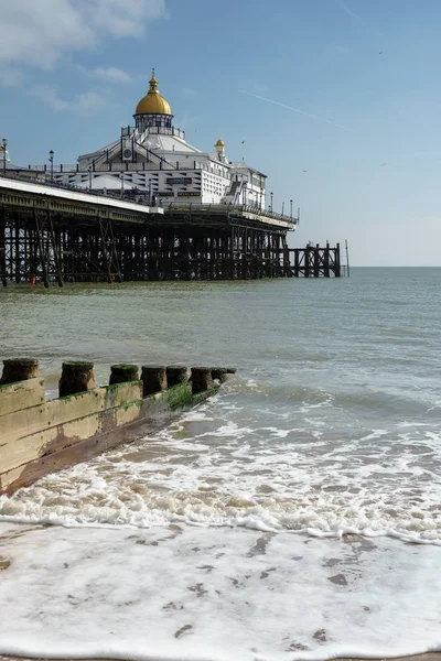 EASTBOURNE, SUSSEX / UK - 19 DE FEBRERO: Vista del muelle en Eastbo —  Fotos de Stock