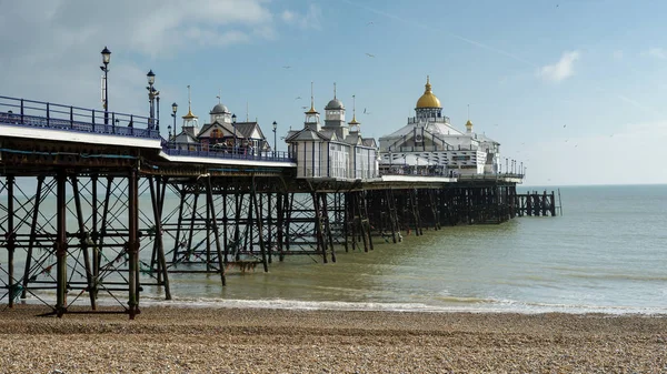 EASTBOURNE, SUSSEX / UK - 19 DE FEBRERO: Vista del muelle en Eastbo —  Fotos de Stock