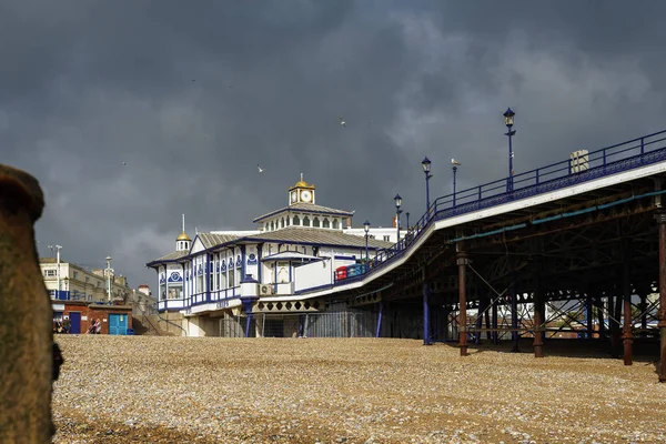 Eastbourne, sussex / uk - 19. februar: blick auf die pier in eastbo — Stockfoto