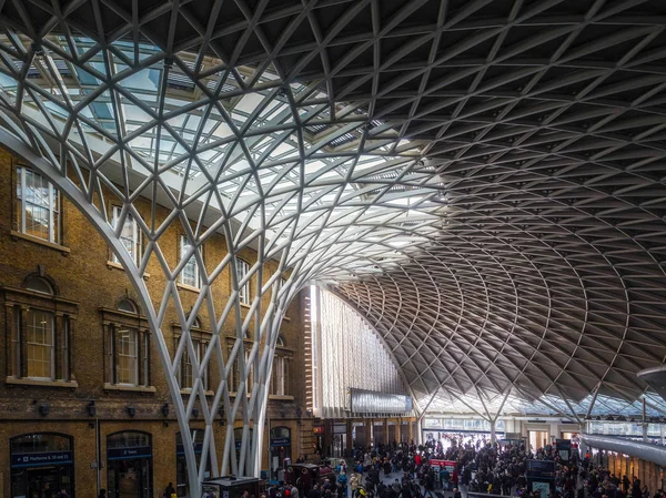 LONDRES / ROYAUME-UNI - 24 FÉVRIER : Kings Cross Station à Londres en février — Photo