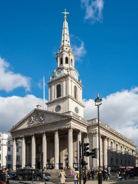 LONDON/UK - FEBRUARY 24 : St Martin-in-the-Fields Church in Traf — Stock Photo, Image
