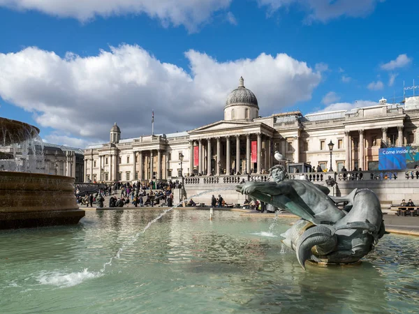 LONDRES / UK - 24 DE FEBRERO: Vista de Trafalgar Square en Londres en — Foto de Stock
