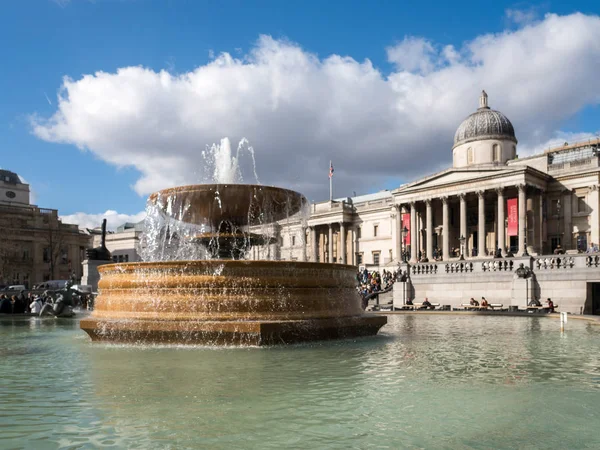 LONDON/UK - FEBRUARY 24 : View of Trafalgar Square in London on — Stock Photo, Image