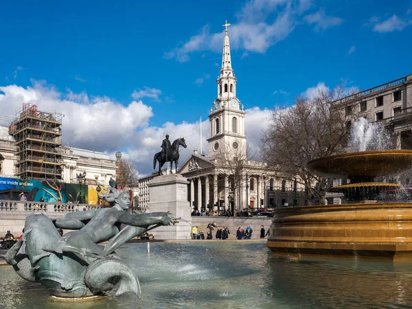 LONDRES / UK - 24 DE FEBRERO: Vista de Trafalgar Square en Londres en —  Fotos de Stock
