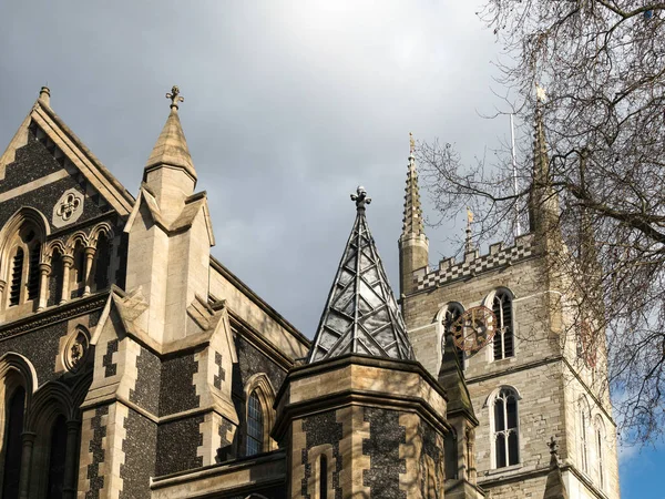 LONDON/UK - FEBRUARY 24 : View of Southwark Cathedral tower and — Stock Photo, Image