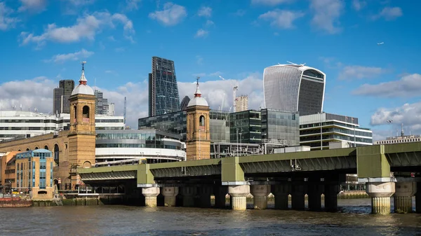 ЛОНДОН / Великобритания - 24 февраля: Вид на исторический лондонский Skyline в — стоковое фото