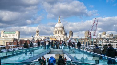 Londra/İngiltere - Şubat 24: Millennium Köprüsü ve St Pauls Cathedr