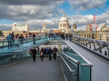 Londra/İngiltere - Şubat 24: Millennium Köprüsü ve St Pauls Cathedr