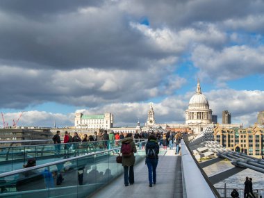 Londra/İngiltere - Şubat 24: Millennium Köprüsü ve St Pauls Cathedr