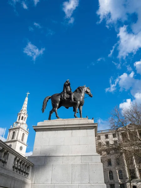 Londra/İngiltere - Şubat 24: George IV Trafalgar s heykeli — Stok fotoğraf