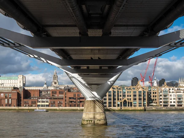 LONDRES / ROYAUME-UNI - 24 FÉVRIER : Millennium Bridge et St Pauls Cathedr — Photo