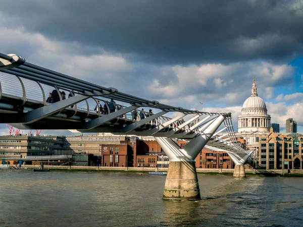 Londra/İngiltere - Şubat 24: Millennium Köprüsü ve St Pauls Cathedr — Stok fotoğraf