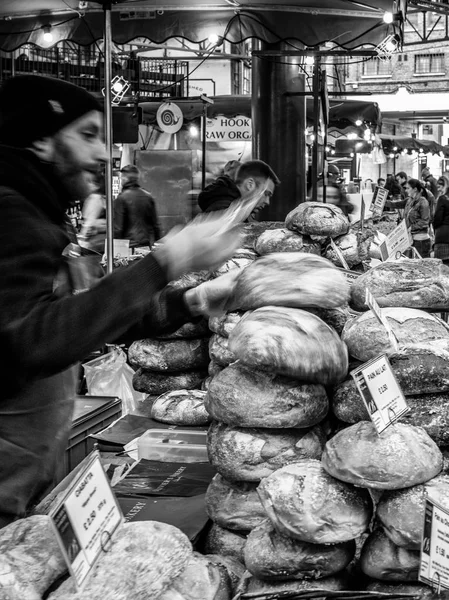 LONDRES / RU - FEVEREIRO 24: Pão para venda no Mercado Borough em Lo — Fotografia de Stock