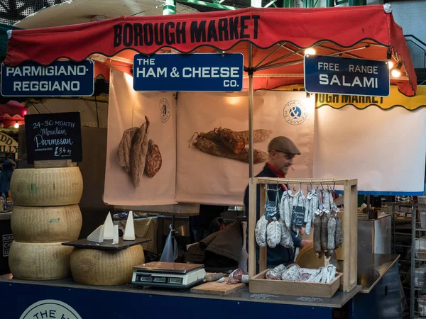 ロンドン/英国 - 2 月 24 日: チーズとソーセージの Boroug の販売のため — ストック写真