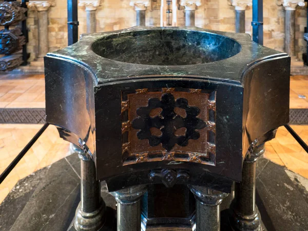 LONDRES / RU - 24 DE FEBRERO: La fuente en la Catedral de Southwark en Lon — Foto de Stock