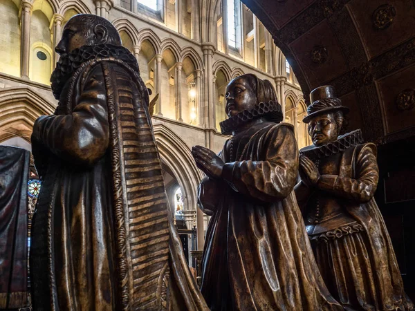 Londýn/Velká Británie – 24. února: sochy v Southwark katedrála v Londo — Stock fotografie