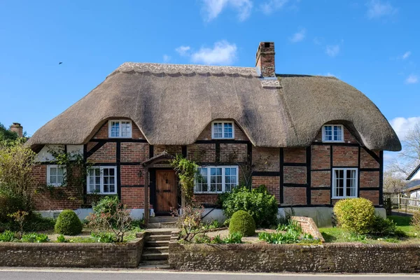 MICHELDEVER, HAMPSHIRE / UK - MARCH 21: View of a Thatched Cottag — стоковое фото