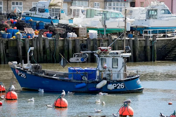 Lyme Regis, Dorset/Uk - 22 maart: Boten in de haven van Lyme — Stockfoto