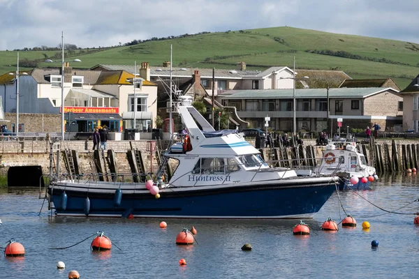 LYME REGIS, DORSET / Reino Unido - 22 de marzo: Barcos en el puerto de Lyme — Foto de Stock