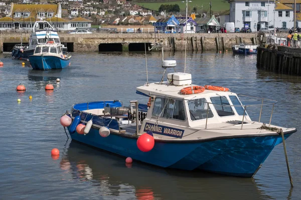 LYME REGIS, DORSET / UK - MARÇO 22: Barcos no porto de Lyme — Fotografia de Stock