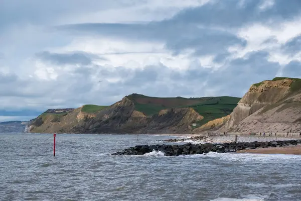 Lyme regis, dorset / uk - märz 22: jurassische küste bei lyme re — Stockfoto