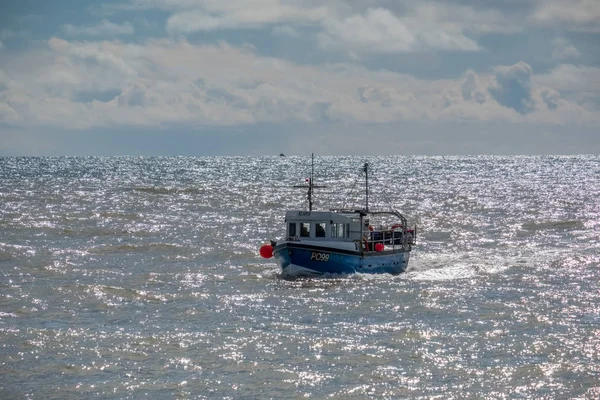 Lyme Regis, Dorset/Uk - 22 mars: Fiske båt Racing hem till L — Stockfoto
