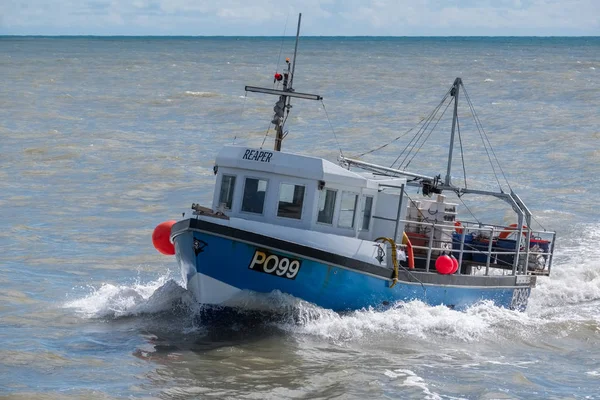 LYME REGIS, DORSET / UK - 22 MARZO: Fishing Boat Racing Home to L — Foto Stock