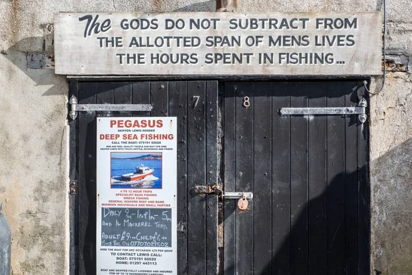 Lyme Regis, Dorset/Uk - 22 maart: Notering op een garagedeur op — Stockfoto