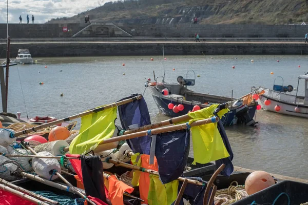 LYME REGIS, DORSET / UK - Март 22: Лодки в гавани в Лайм — стоковое фото