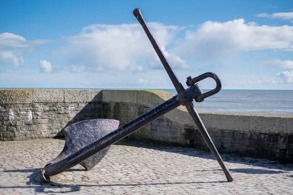 LYME REGIS, DORSET / Reino Unido - 22 DE MARZO: Gran ancla en Lyme Regis Ha —  Fotos de Stock