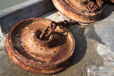 Lyme Regis, Dorset/Uk - 22 Mart: Çapa ve zincirleri, paslanma