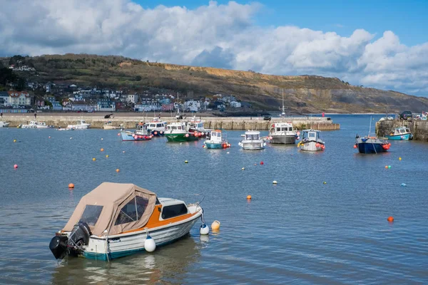 LYME REGIS, DORSET / UK - Март 22: Лодки в гавани в Лайм — стоковое фото