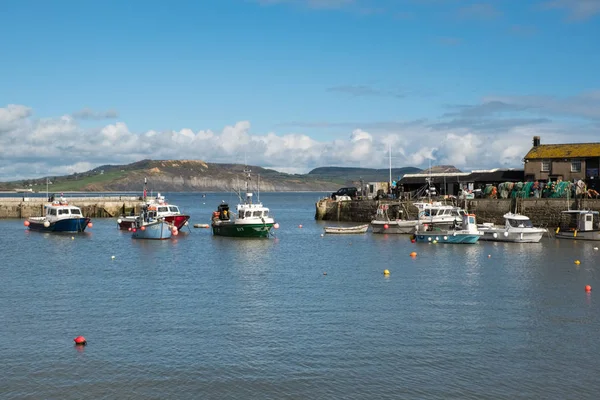 Lyme Regis, Dorset/Uk - március 22-én: A kikötő a Lyme csónakok — Stock Fotó