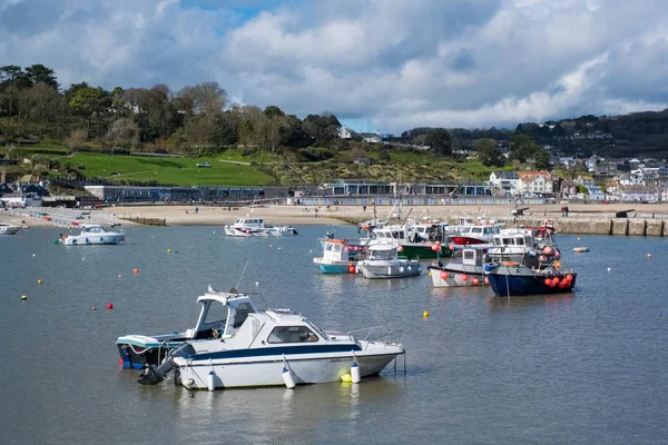 LYME REGIS, DORSET / UK - MARÇO 22: Barcos no porto de Lyme — Fotografia de Stock