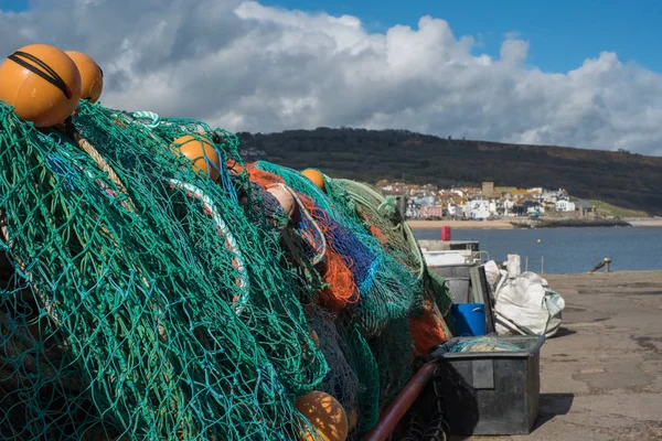Lyme Regis, Dorset/Uk - 22 Mart: Balık ağlarına ve liman bir — Stok fotoğraf