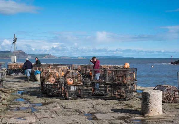 LYME REGIS, DORSET/UK - MARCH 22 : Fishermen Repairing Their Lob — Stock Photo, Image