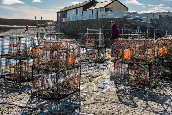 LYME REGIS, DORSET/UK - MARCH 22 : Fisherman Repairing His Lobst — Stock Photo, Image